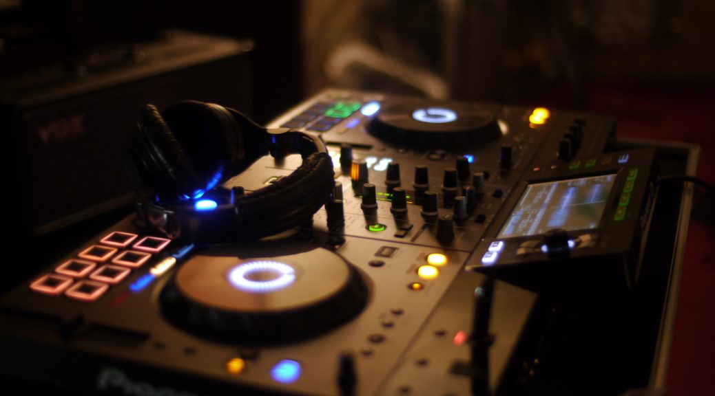 Pioneer DJ XDJ-RX2 decks