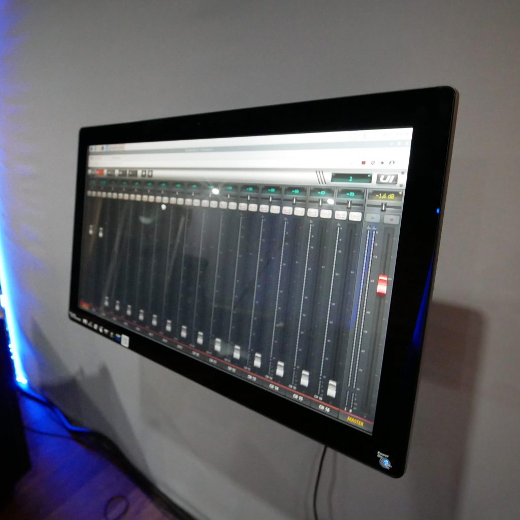 Soundcraft Ui24R Mixer And Touchscreen