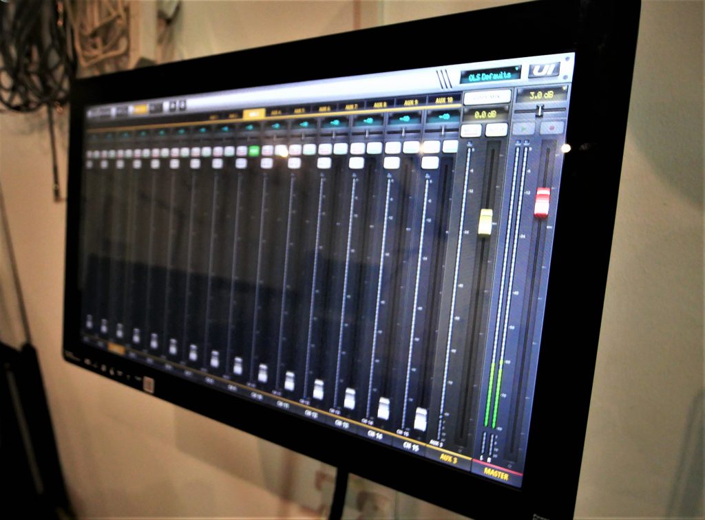 Soundcraft Ui24R Mixer And Touchscreen