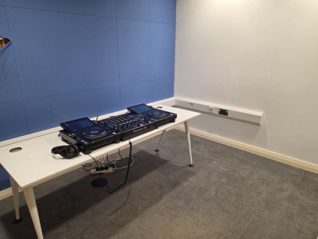 DJ Room 14